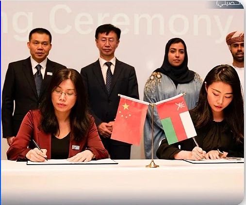 中国与阿曼企业代表签署合作协议